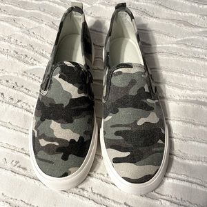 Tommy Bahama slip on sneakers